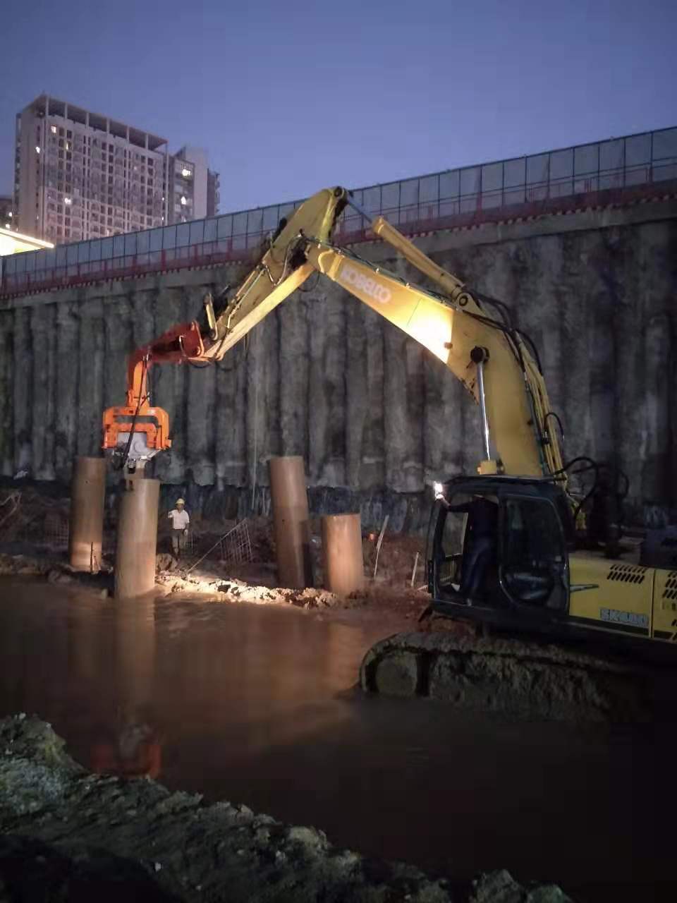 四川成都神鋼480挖機(jī)配合旋挖打拔鋼護(hù)筒