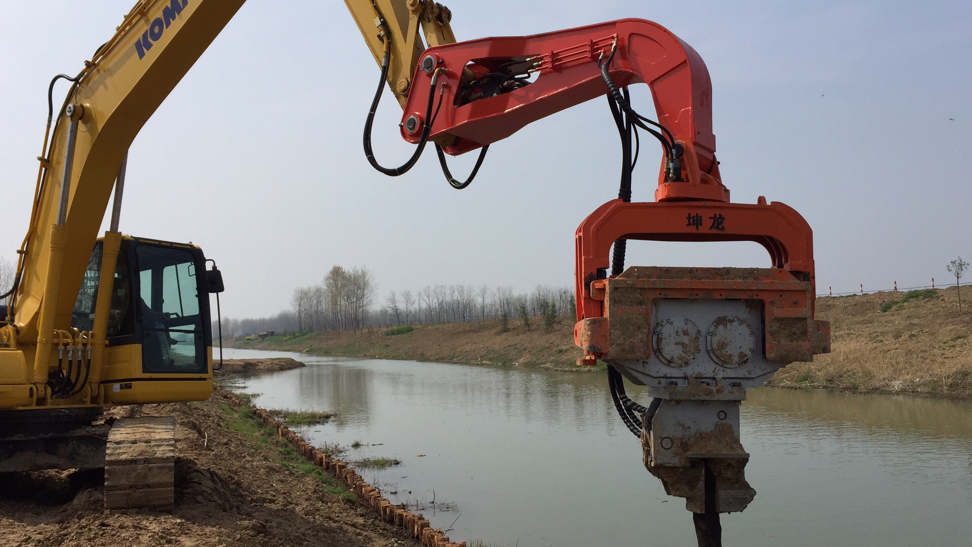 小松200挖掘機(jī)打樁機(jī)振動錘河道木樁施工